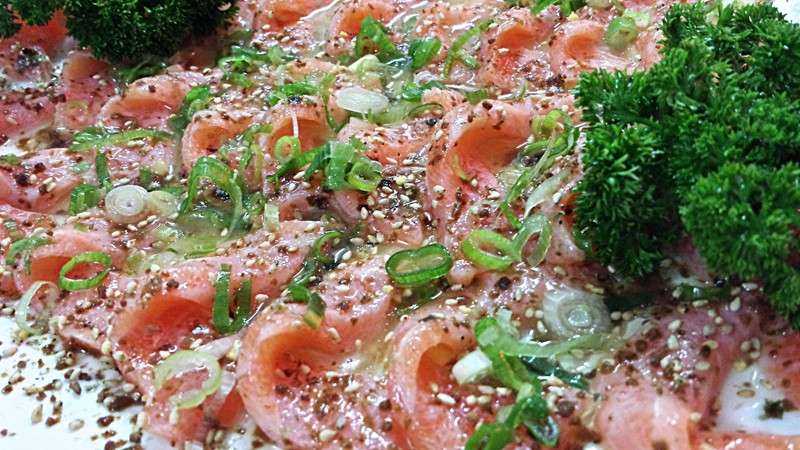 Carpaccio de salmão com cebolinha e gergelim
