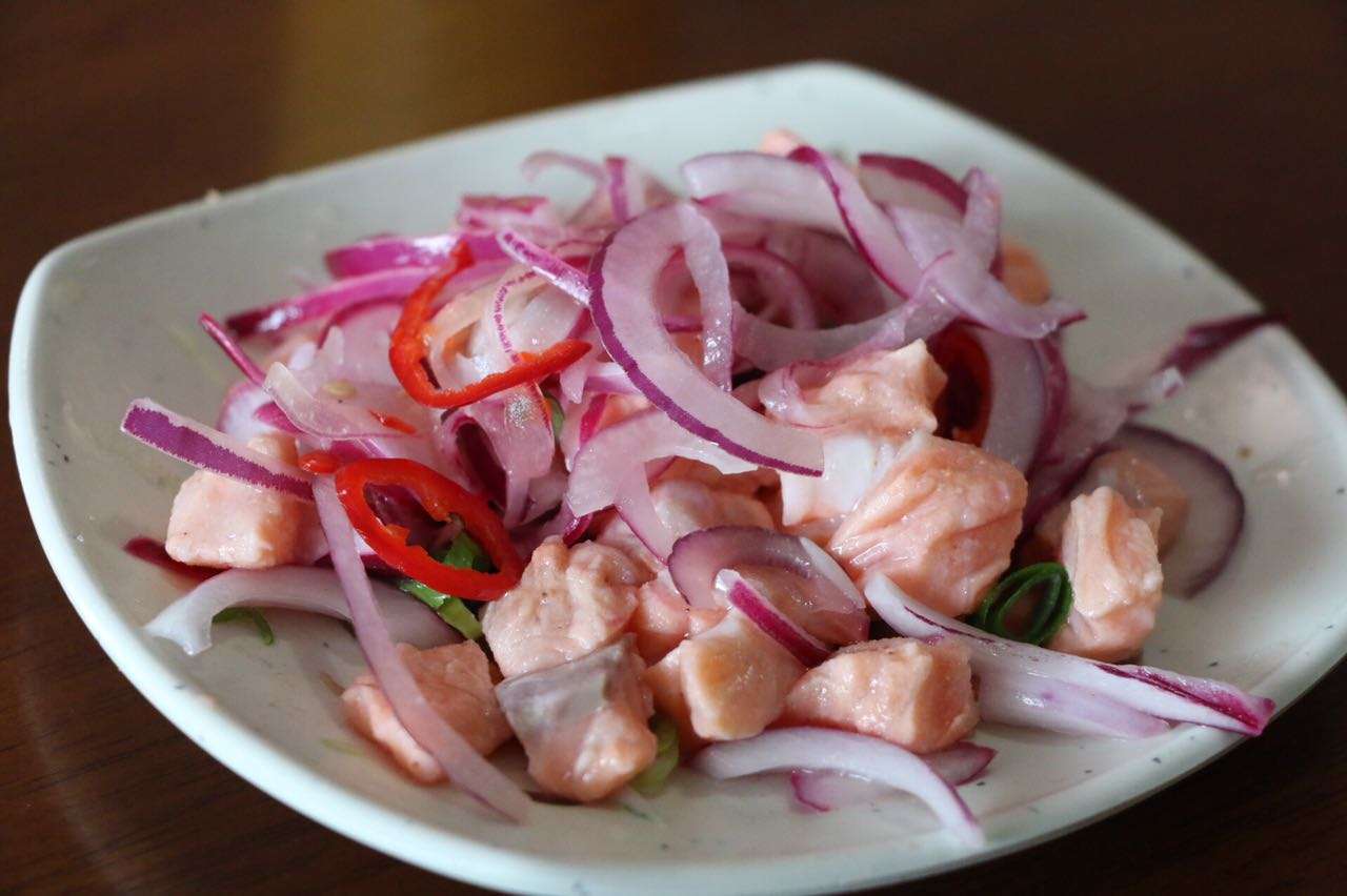 Ceviche de salmão e tilápia com cebola roxa e pimenta