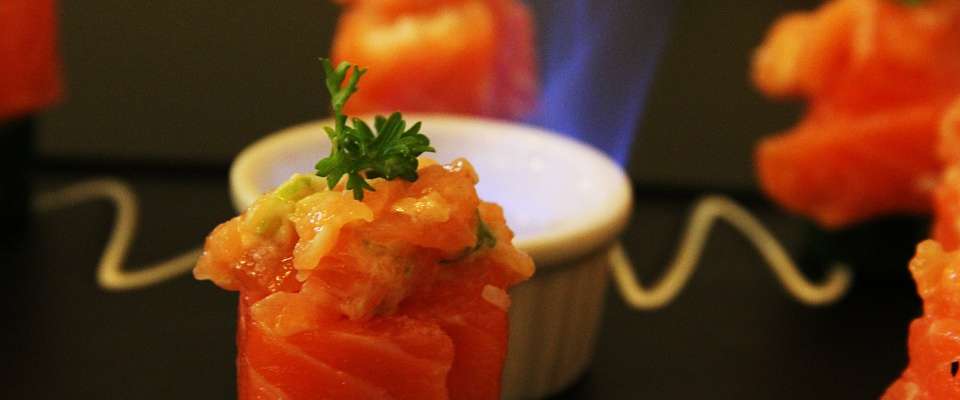 Sushi jyo de salmão sendo flambado