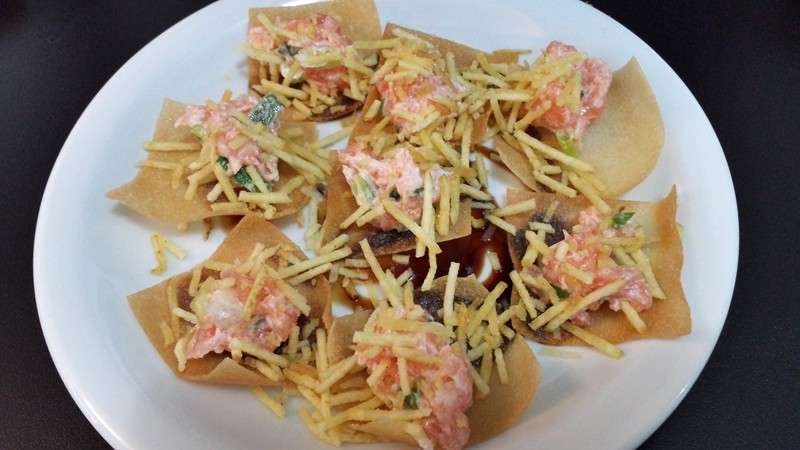 Nachos de salmão com cream cheese e batata palha