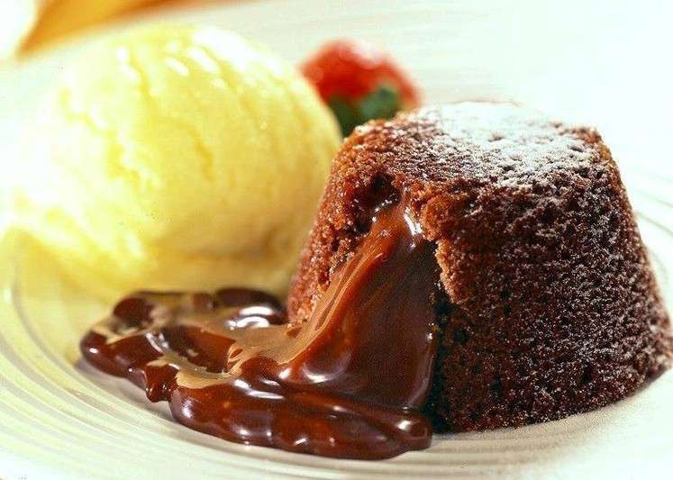 Petit gâteau com calda de chocolate e sorvete de creme