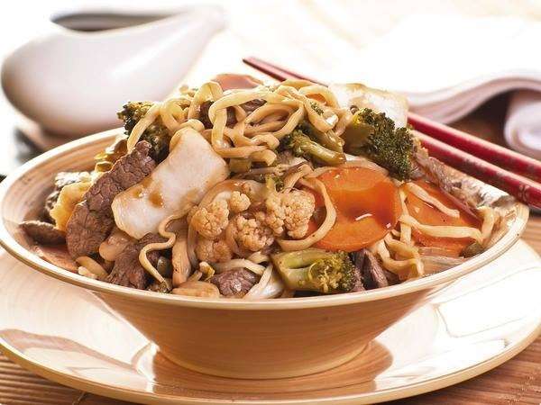 Yakissoba de carne com legumes numa tigela